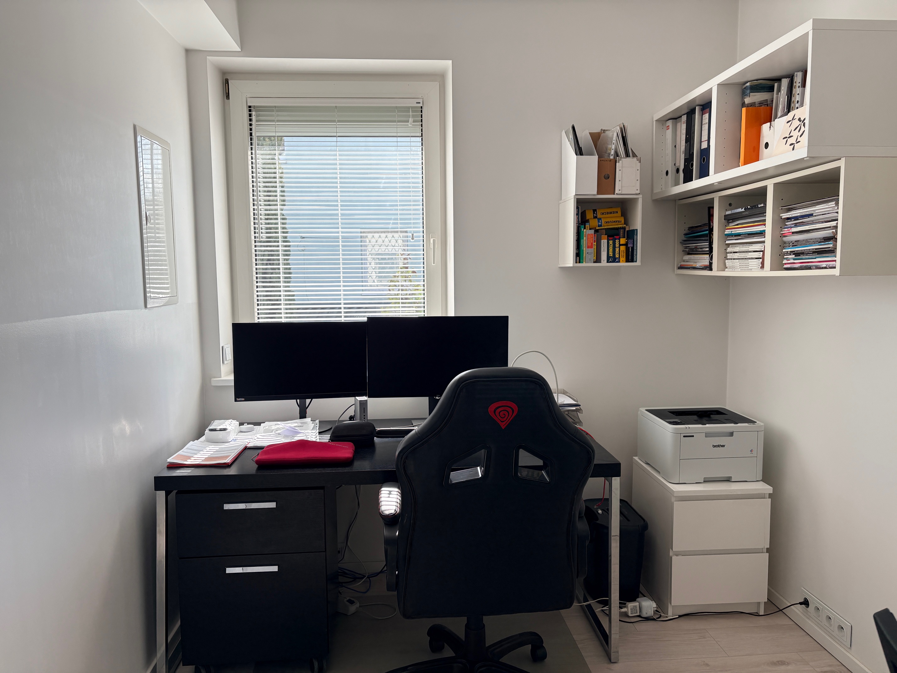 Przestrzeń biurowa na piętrze